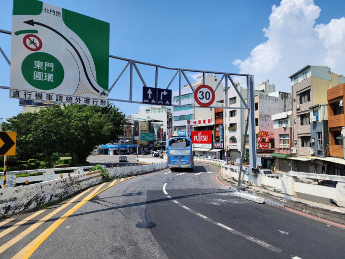 台南市東門陸橋又有遊覽車卡住 半個月發生第二次