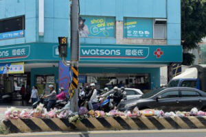 台南女童遭撞路口現況曝光 車輛守規矩 分隔島擺追思物
