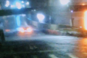 影像曝光！竹市轎車無視警示柵欄放下 強闖淹水地下道