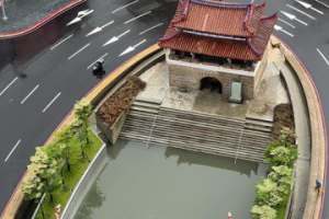 竹市東門城廣場淹大水被戲稱遊泳池 市府：具滯洪功能