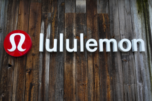 Lululemon高價瑜珈服熱銷  財測利多股價盤後跳漲13%