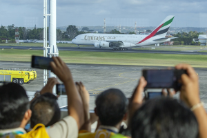 航空迷興奮！阿聯酋巨無霸A380機型抵峇裏島 民眾搶拍照留念