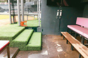 新竹棒球場室內淹水 禍首是截水溝覆蓋物
