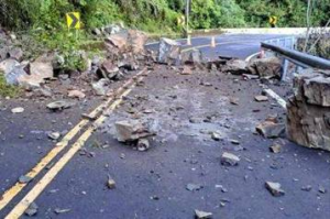 連夜雨勢阿裏山公路上午落石坍方 雙向交通中斷3小時