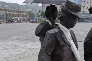 在廣場驚見年輕男用朱銘紳士雕塑的臉「熄菸」 在地人嘆：為何搞破壞