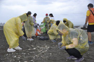 南市黃金海岸辦淨灘海底垃圾一併清 保麗龍碎粒汙染性最大