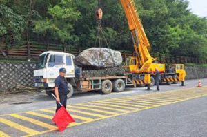 蘇花公路和平段驚現74公噸巨石 公路總局清除