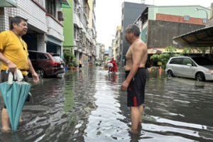 前鎮積淹水到小腿肚 市民在陳其邁臉書留言：要停班課了？