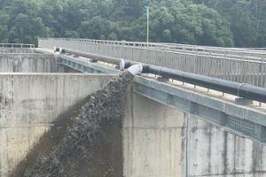 阿姆坪防淤隧道淤泥堆置啟用 只等颱風來排洪清淤入海