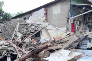 受地震影響！台南虎頭埤附近民房倒塌壓垮汽機車 70多戶安全堪虞