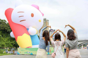 三麗鷗家族明星攜手登場碧潭 13米高Hello Kitty超吸睛！