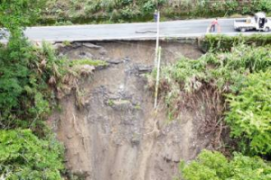 連日豪雨全台最爛道路又坍方 50公尺路面懸空驚險