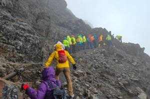 天候最糟！不畏大雨狂風前行 24名癌友成功登頂玉山