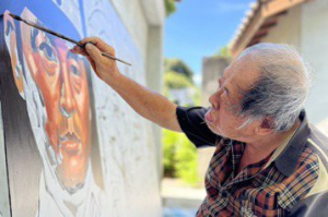 台南國寶級畫師顏振發手繪懷舊電影看板 喚起眷村記憶