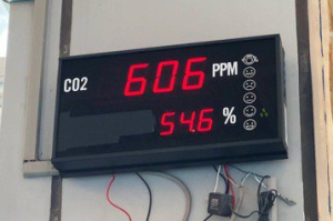 小港機場遭怨悶熱喊冤「配合規定」 能源局：26度非指冷氣溫度