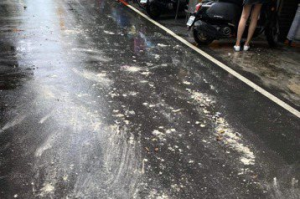 一場大雨東市場問題浮出  臟器油脂汙染路面