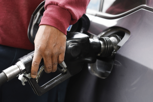 油價勁揚逾2%因美原油庫存大減 金價跌至近四個月最低