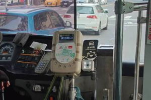 高雄399通勤月票掃碼搭公車「卡卡」 議員籲不要讓好政策變民怨