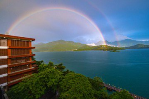 日月潭雨後出現兩道彩虹 遊客驚呼「好幸運！好美」