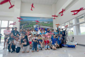 無人機體驗營在嘉義縣舉辦 9歲女童學組裝實現飛行夢想
