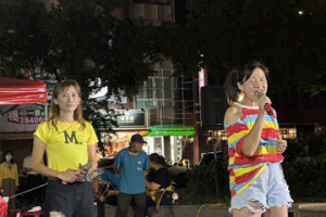 影／街頭藝人雪妤相思演唱10名外國遊客伴舞 聽眾樂翻天