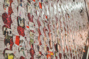 台南聖母廟月老牆上貼滿4萬對結婚照 辦聯誼活動名額秒殺
