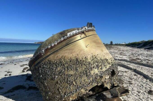 火箭燃料箱？馬航MH370零件？澳洲海灘驚見巨大不明金屬物體