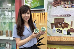 黑色冰品竟是香草牛奶味！台南龍崎農會竹炭冰淇淋炎夏熱賣