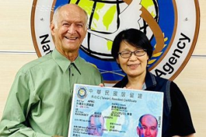 見證台灣戒嚴到民主選舉…賴尚基來台傳教51年 獲頒永久居留證