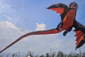台南也有風箏節！「空中侏儸紀」吸目光 逾20種恐龍造型飛上天