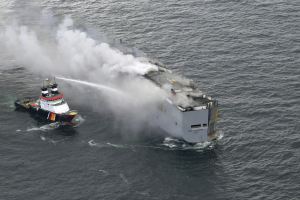荷蘭外海貨輪火燒船 載有近3千輛新車 300輛是賓士