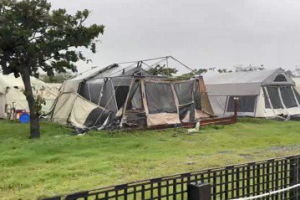 杜蘇芮強風襲擊 吹垮高雄旗津觀光露營區帳篷慘如廢墟