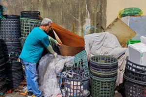 台南登革熱疫區颱風後大量積水 環保人員志工連清兩天