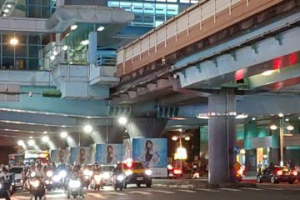 北捷高架墩柱試辦巨幅廣告 學者：夜間光度增行車幹擾