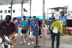 影／中颱卡努外圍環流掃到小琉球 東琉航線4日停航遊客今急返
