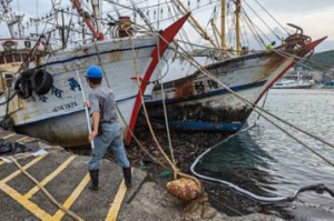 基隆八鬥子漁港颱風過後現油汙 疑中油廢油槽採樣釐清