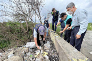 惡質！台南急水溪遭亂倒垃圾 竟有尿袋等感染性廢棄物