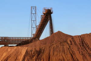 鐵礦砂期貨盤中跌破100美元 高盛示警中國恐減產鋼鐵