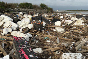 風災後海岸滿是大海回饋物 平時汙染海洋颱風剛好吐還