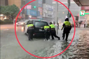 影／中正區時雨量達90毫米…北市4警被目擊徒手推警車 原因曝