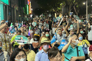 郭倍宏在美麗島舊址前雨中造勢  上千支持者淋雨未退卻