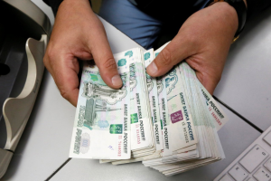 俄羅斯盧布兌美元貶破100 創去年3月底以來最低