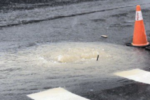 暴雨來襲！竹科馬路驚見「黃泥湧泉」 新竹多處地下道積水暫時封閉