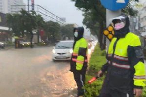 高雄豪雨狂瀉多處淹水 馬路成小溪汽機車冒險涉水