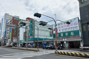 網傳台南這路口連7輛汽車不停讓行人 民代：號誌應調整