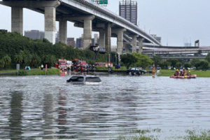 午間暴雨車輛在華江橋堤外慘遭滅頂 新北水利局：警示皆正常