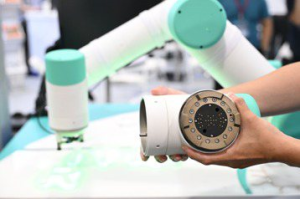 影／全世界精度最高！經濟部發表鈦金屬人工關節研磨機器人
