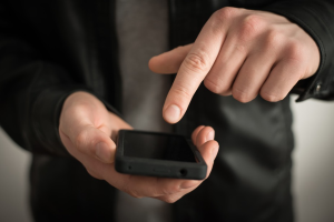Z世代「數位戒毒」拒智慧手機 美國功能型手機銷量增