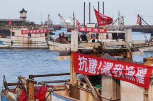 台中港擴建 上百漁船「封港」抗議