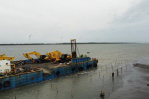 颱風蘇拉來襲！雲林風電船機遭蚵架包圍無法回港避險 業者籲政府協調